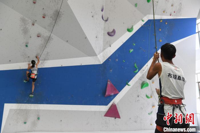 圖為西藏登山體驗健身訓(xùn)練館內(nèi)登山隊員在體驗攀巖項目。　貢嘎來松 攝