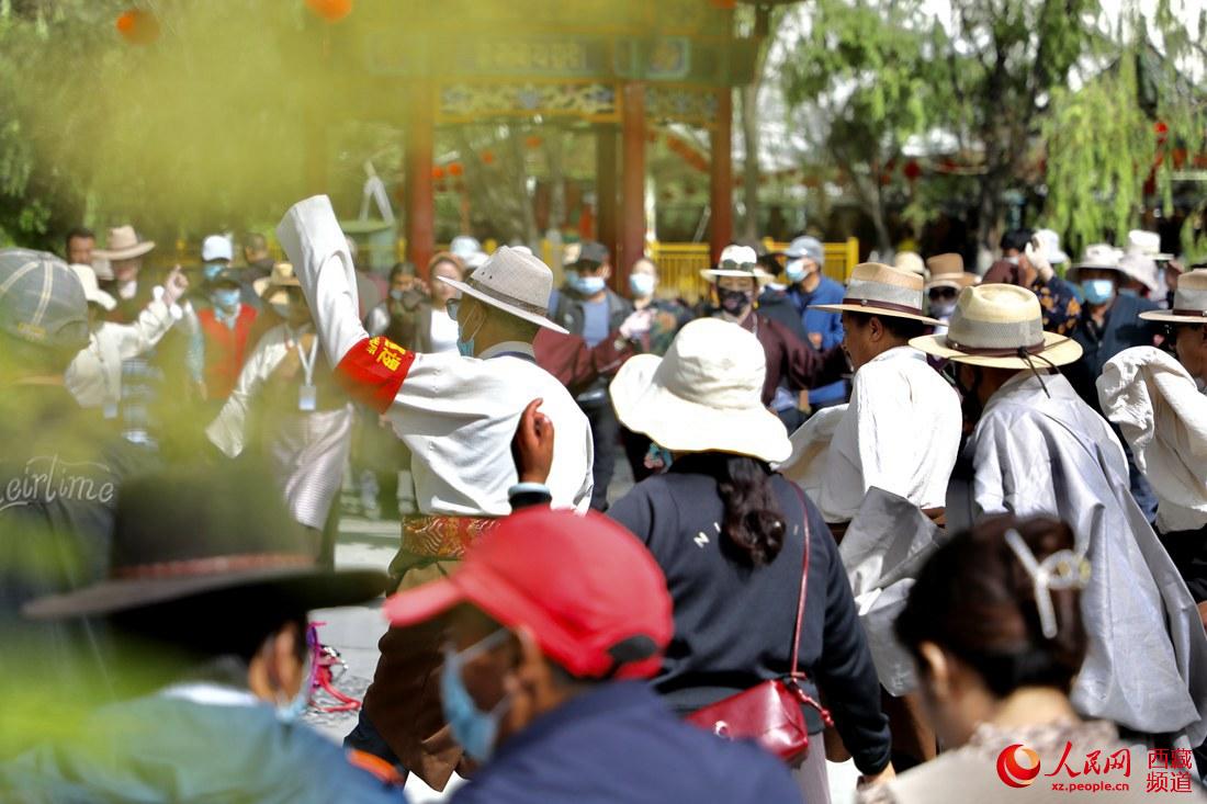 拉薩市民在宗角祿康公園跳鍋莊舞。人民網(wǎng) 次仁羅布攝