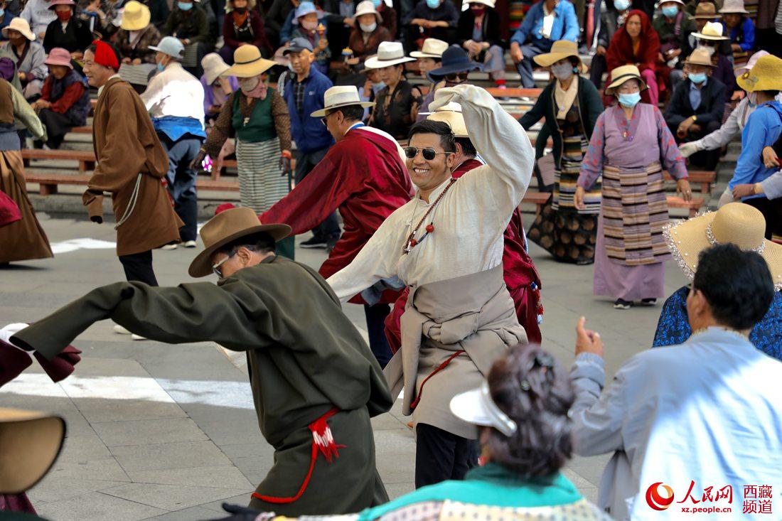 拉薩市民在宗角祿康公園跳鍋莊舞。人民網(wǎng) 次仁羅布攝