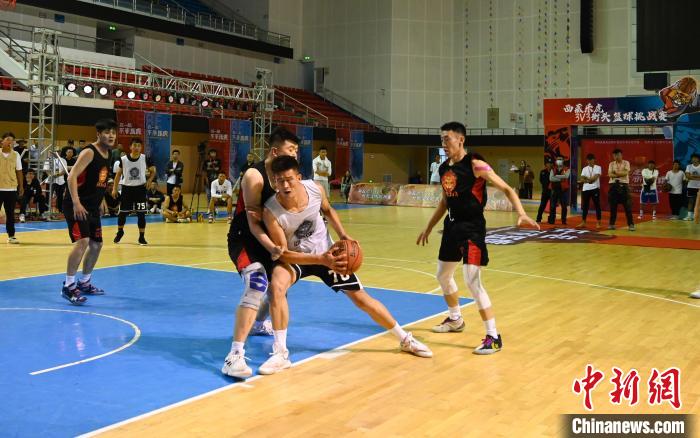 圖為西藏美康隊(白色球衣)對決雪域兄弟隊?！≮w朗 攝