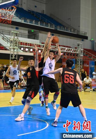 圖為西藏美康隊(白色球衣)對決雪域兄弟隊。　趙朗 攝