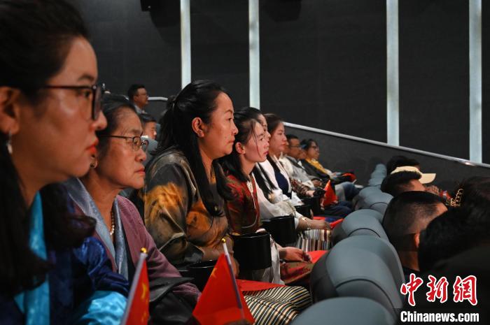 圖為觀眾觀看影片?！≮w朗 攝