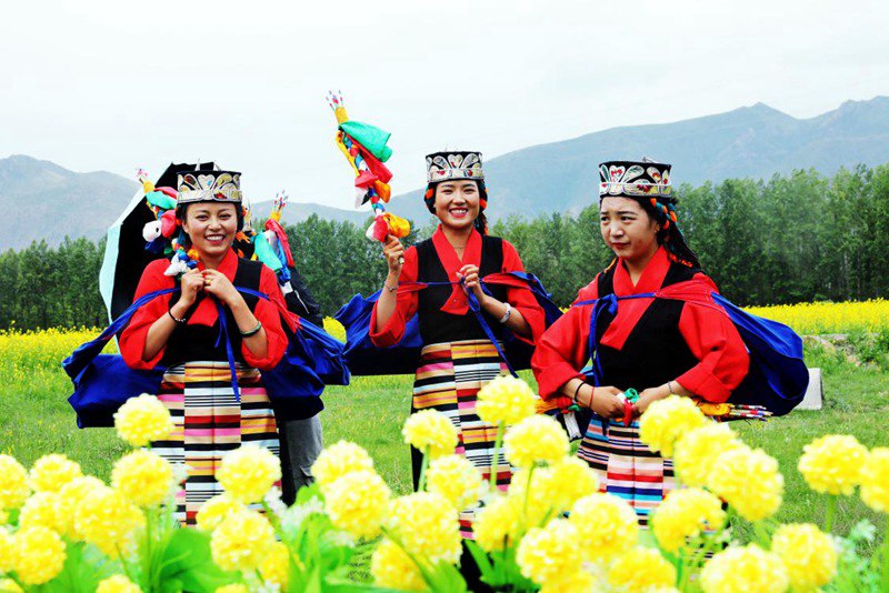 笑靨如花的群眾。洛?？酥閿z