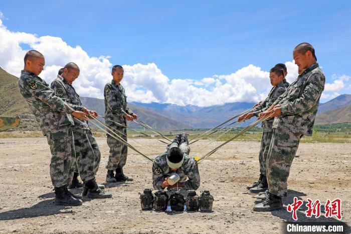 圖為荊棘排雷訓(xùn)練?！⊥踔緜?攝