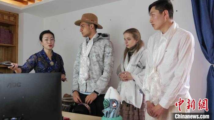 圖為圖為主播白瑪旺姆為留學(xué)生介紹直播流程?！≈x牧 攝