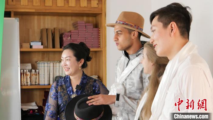 圖為留學(xué)生們正在直播帶貨?！≈x牧 攝