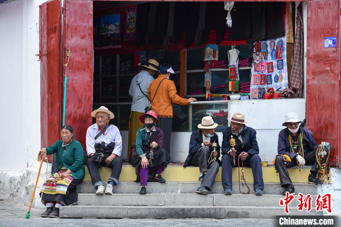 7月24日，轉(zhuǎn)經(jīng)老人在拉薩八廓街上休息。 <a target='_blank' ><p  align=