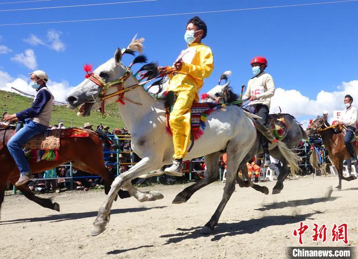 圖為打隆物交會期間舉辦的賽馬活動?！∪轿木?攝
