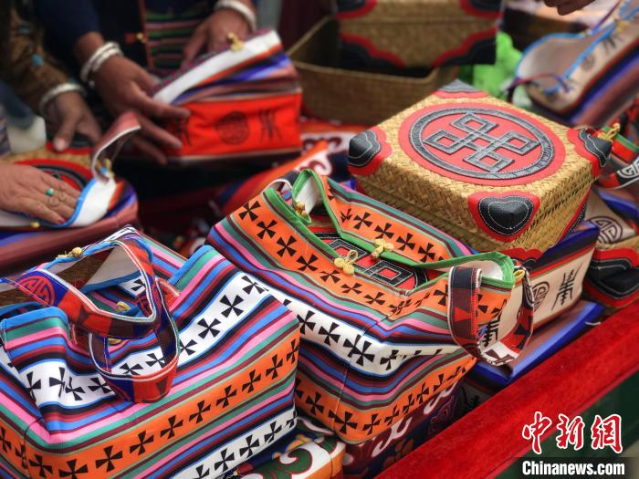 圖為打隆物交會上售賣的民族手工藝品?！∪轿木?攝