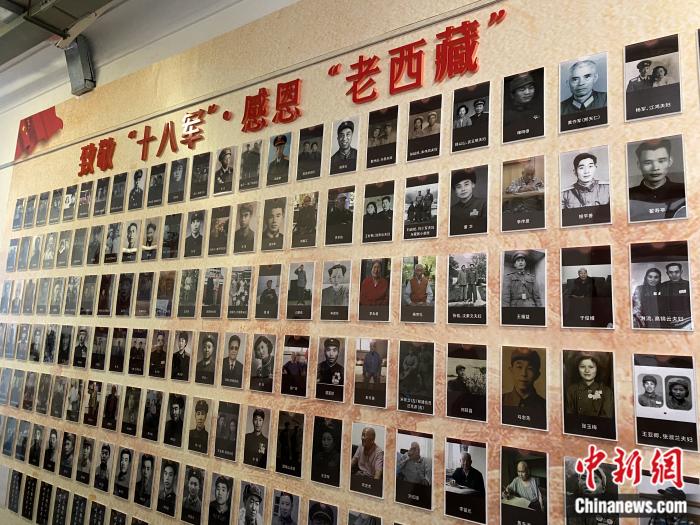 紅樓內(nèi)的展示墻。彭寧鈴 攝