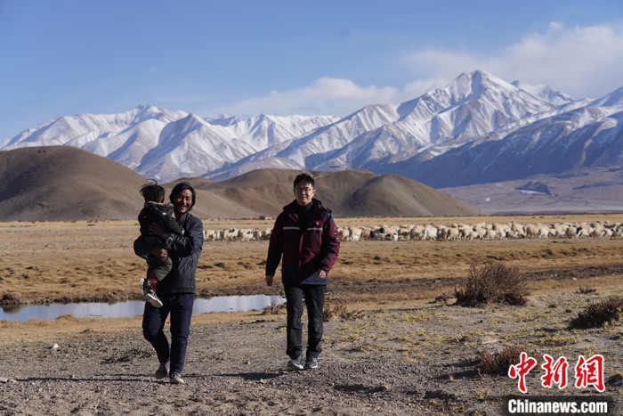 資料圖為4月29日，王克明在西藏自治區(qū)阿里地區(qū)噶爾縣義診。 <a target='_blank' ><p  align=