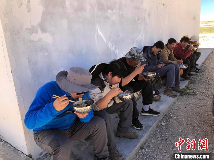 科考隊員在高原湖泊岸邊進餐?！?lt;a target='_blank' ><p  align=