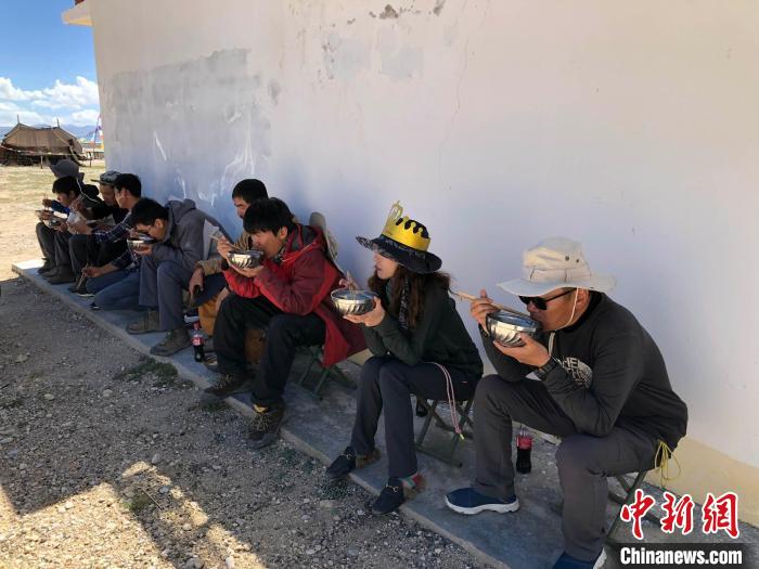 科考隊員在高原湖泊岸邊進餐?！?lt;a target='_blank' ><p  align=