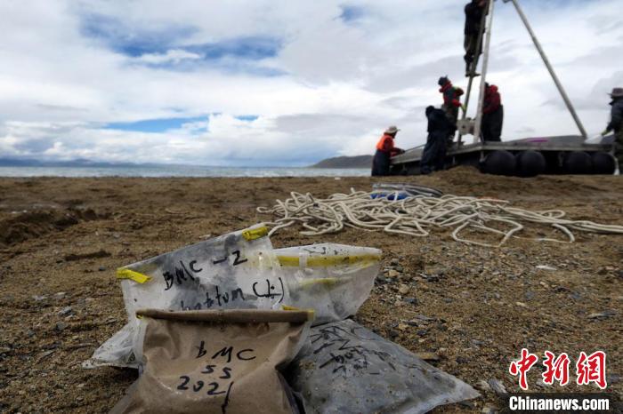 科考隊員從巴木錯采集的科研樣品?！?lt;a target='_blank' ><p  align=