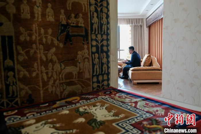 8月4日，次旦在拉薩的公司里懸掛展示的精美藏毯。 <a target='_blank' ><p  align=