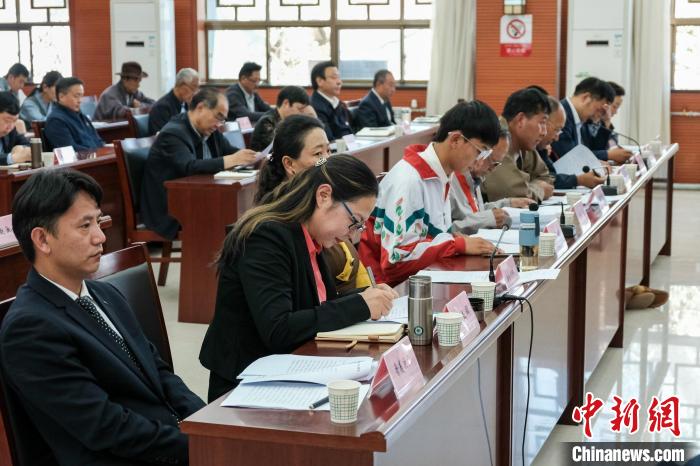 圖為8月10日座談會現(xiàn)場，左一為歸國定居藏胞晉美次旦?！〗w波 攝