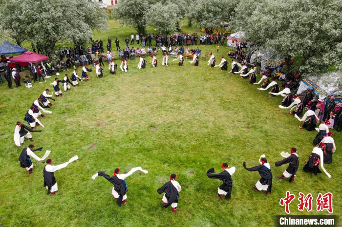 資料圖為西藏昌都丁青縣民眾跳歡快的鍋莊舞?！〗w波 攝