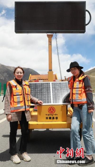 圖為萍措(右)在采訪(fǎng)過(guò)程中留影。(資料圖片) <a target='_blank' ><p  align=