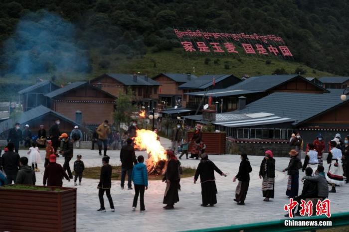 圖為8月5日，玉麥鄉(xiāng)民眾在鄉(xiāng)里跳鍋莊舞，從前的“三人鄉(xiāng)”熱鬧起來了。 <a target='_blank' ></p><p  align=