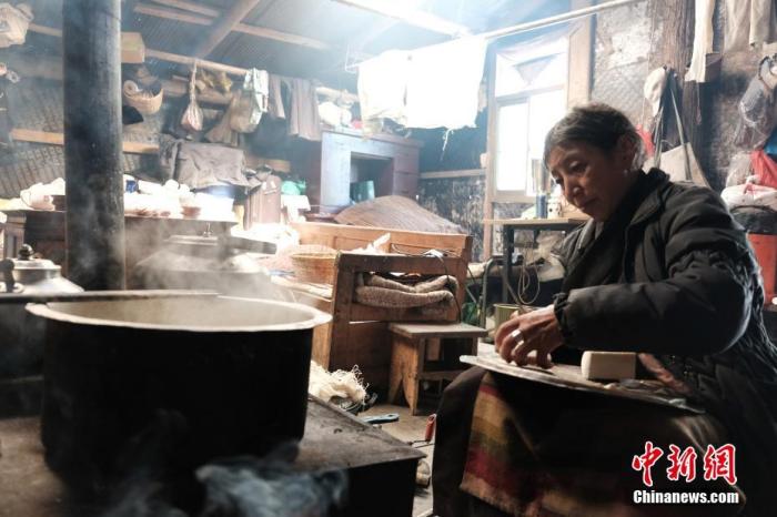 圖為8月6日，60歲的卓嘎在玉麥鄉(xiāng)牧場(chǎng)放牧點(diǎn)制作奶渣。 <a target='_blank' ></p><p  align=