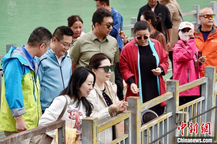 全國新的社會階層人士服務團考察林芝巴河鎮(zhèn)生態(tài)保護項目?！∧岈數┰龉﹫D