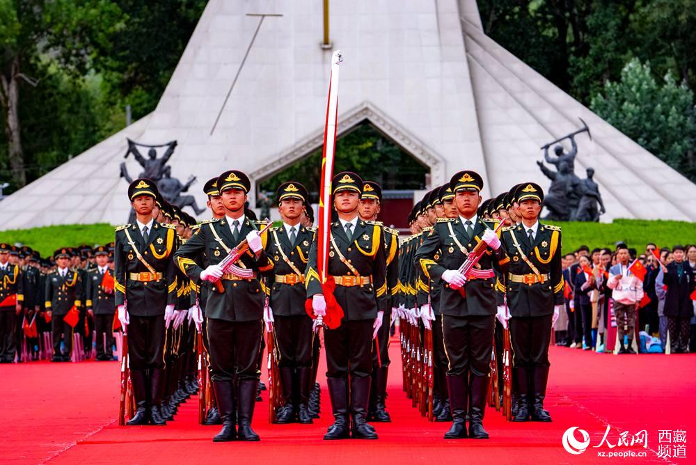 8月19日10時，慶祝西藏和平解放70周年大會在拉薩市布達拉宮廣場隆重舉行。這是大會舉行升旗儀式。徐馭堯 攝