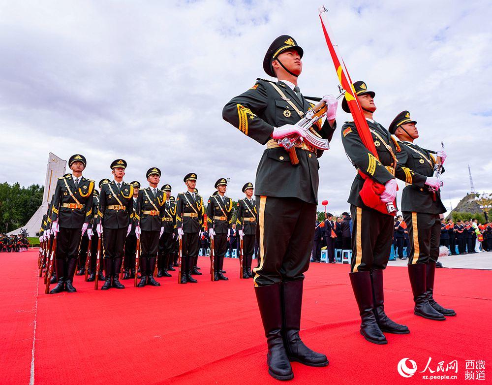 8月19日10時，慶祝西藏和平解放70周年大會在拉薩市布達拉宮廣場隆重舉行。這是大會舉行升旗儀式。徐馭堯 攝