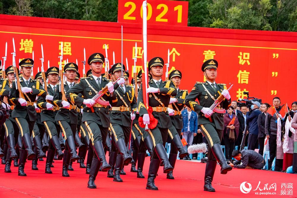 8月19日10時，慶祝西藏和平解放70周年大會在拉薩市布達拉宮廣場隆重舉行。這是大會舉行升旗儀式。徐馭堯 攝