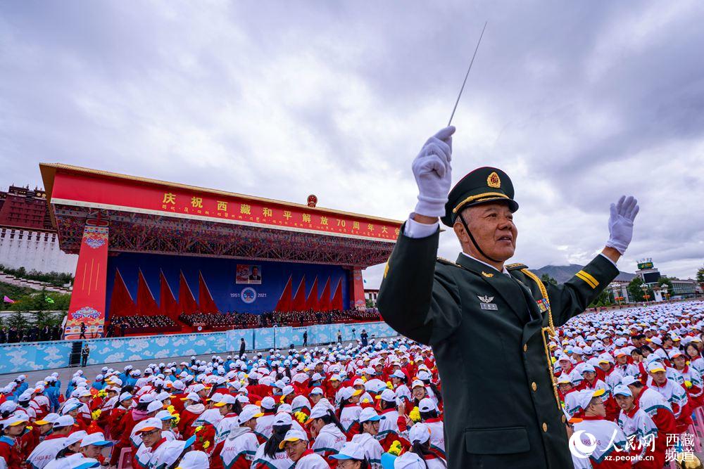 8月19日10時，慶祝西藏和平解放70周年大會在拉薩市布達拉宮廣場隆重舉行。徐馭堯 攝