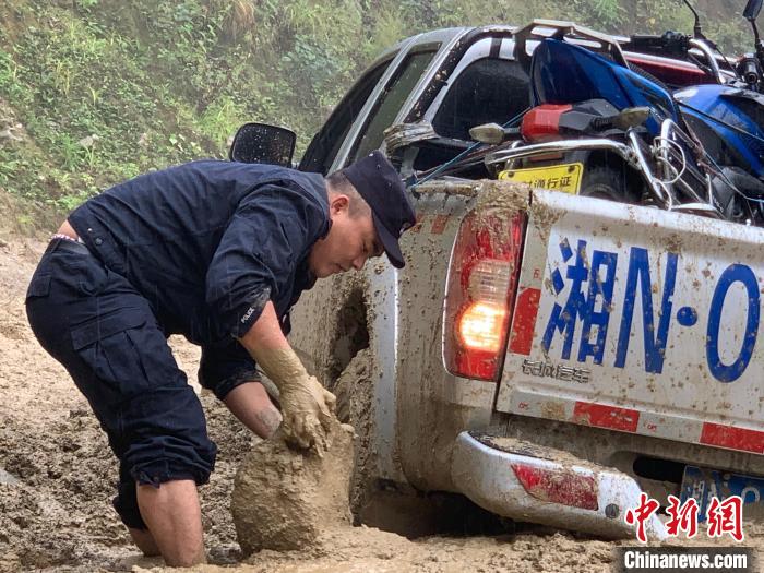 西藏移民管理警察:險情當前沖鋒在前