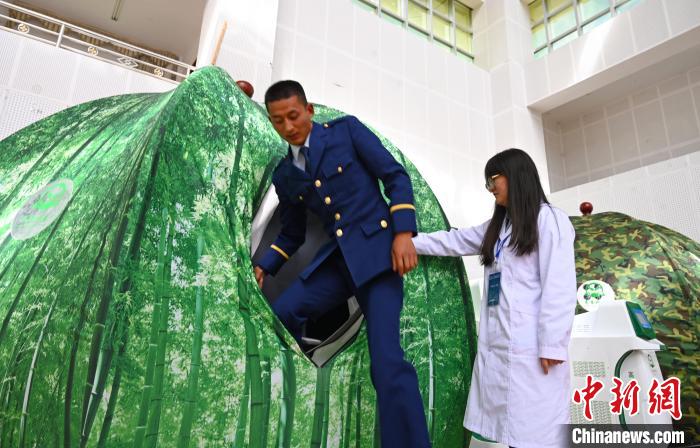 圖為參與完測(cè)試，消防員走出高壓氧倉(cāng)?！≮w朗 攝