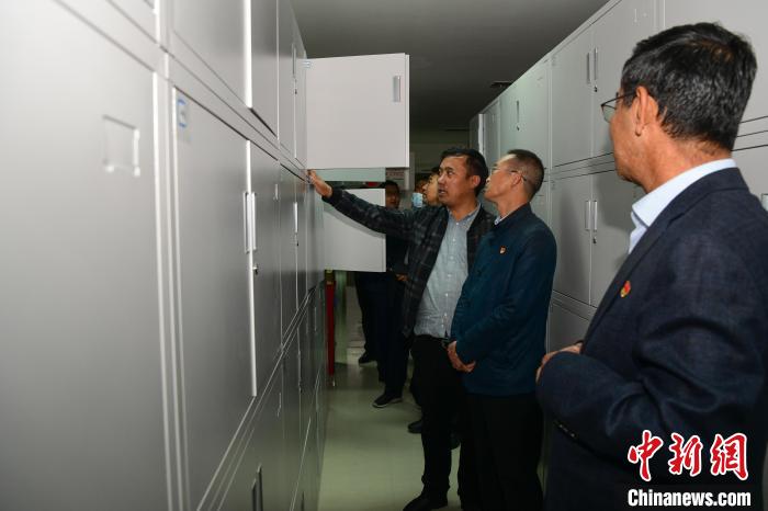 圖為參加西藏三大重點文物保護維修工程檔案移交進館儀式人員參觀拉薩市檔案館?！∝暩聛硭?攝