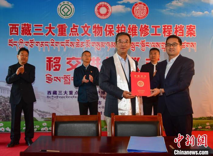 圖為西藏三大重點文物保護維修工程檔案移交進館儀式現(xiàn)場?！∝暩聛硭?攝