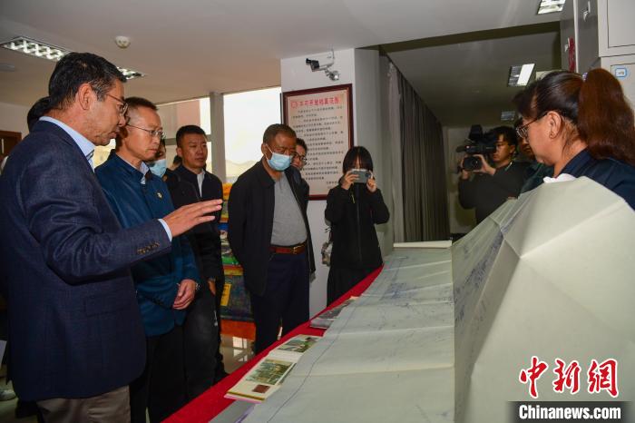 圖為參加西藏三大重點文物保護維修工程檔案移交進館儀式人員參觀布達拉宮手繪圖紙?！∝暩聛硭?攝