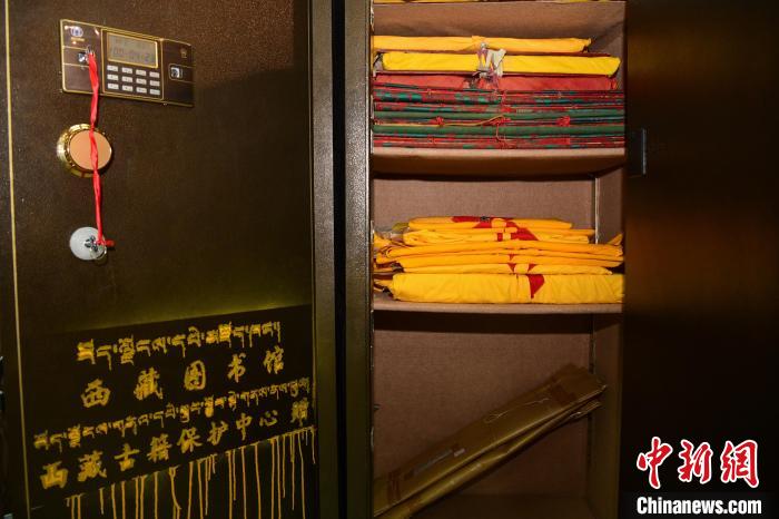 圖為拉薩市檔案館里收藏的藏文古籍?！∝暩聛硭?攝