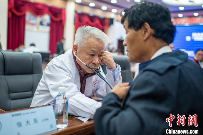 圖為專家團(tuán)隊(duì)在日喀則市開(kāi)展義診活動(dòng)。　旦增努布 攝