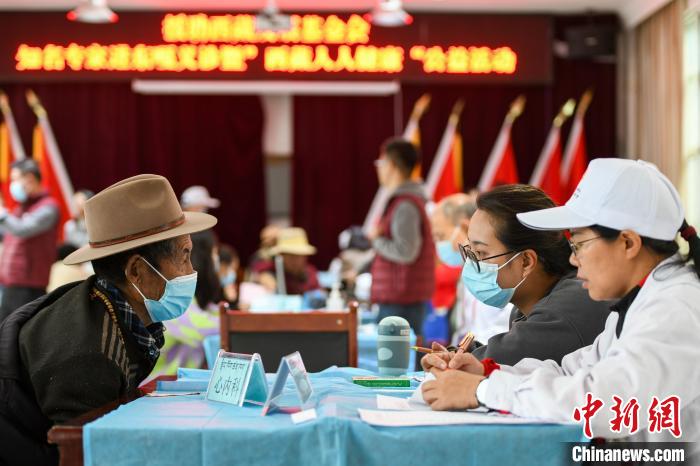 圖為9月11日，西藏日喀則桑珠孜區(qū)東嘎鄉(xiāng)義診現(xiàn)場?！〗w波 攝