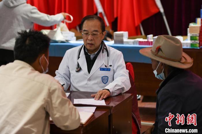 北京大學(xué)人民醫(yī)院心臟中心副主任、博士生導(dǎo)師王偉民為農(nóng)牧民問診?！〗w波 攝