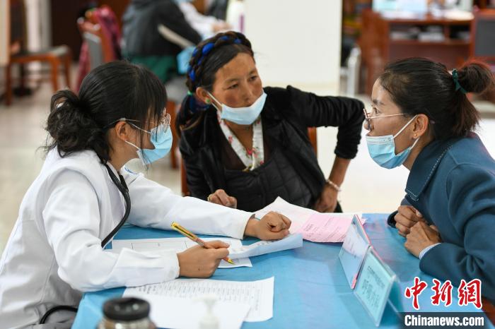 因不少農(nóng)牧民不會(huì)普通話，義診活動(dòng)現(xiàn)場，鄉(xiāng)政府為每位醫(yī)生配了一名翻譯。　江飛波 攝