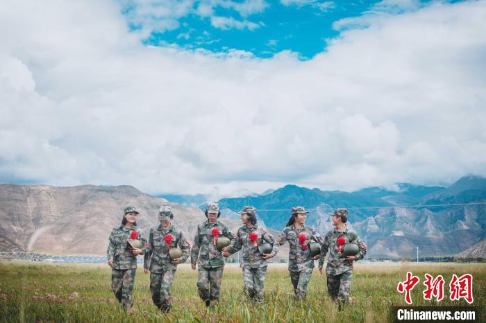 圖為身戴“首跳光榮”大紅花的女兵?！⊥跏鰱| 攝