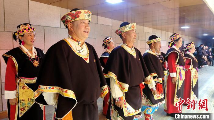 圖為西藏老年舞蹈隊(duì)在后臺(tái)準(zhǔn)備上場(chǎng)?！∝暽＠?攝