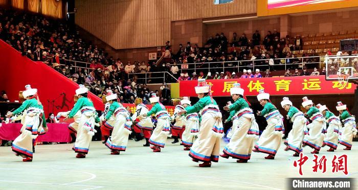 圖為西藏老年舞蹈隊(duì)齊跳傳統(tǒng)鍋莊舞。　貢桑拉姆 攝