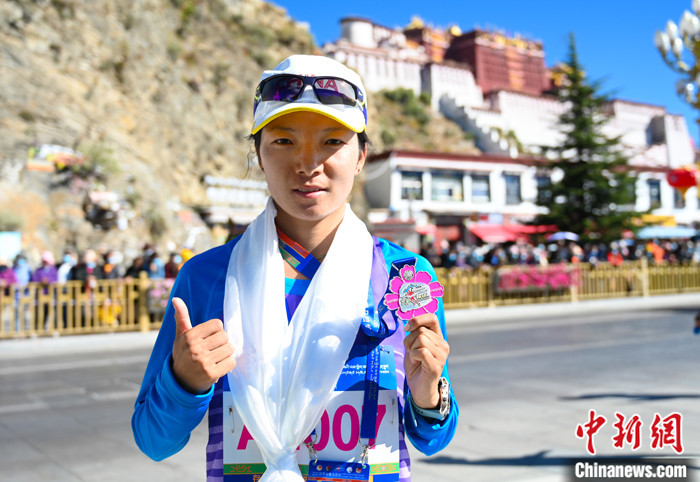 圖為女子半程馬拉松冠軍次仁措姆。 <a target='_blank' ><p align=