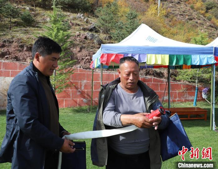 圖為護(hù)林員操作體驗(yàn)滅火裝備?！〔际猩窒乐ш?duì) 供圖