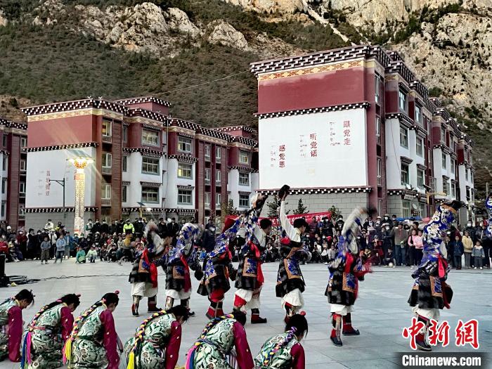 圖為文藝工作者在新村表演節(jié)目?！∽筘暱h委宣傳部 供圖