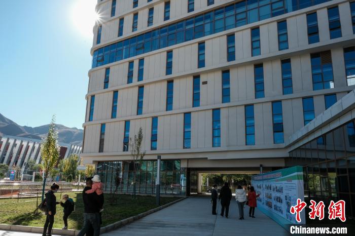 因疫情防控需要，此次義診活動(dòng)進(jìn)行了人數(shù)限定。圖為西藏民眾帶著孩子到醫(yī)院就診?！〗w波 攝