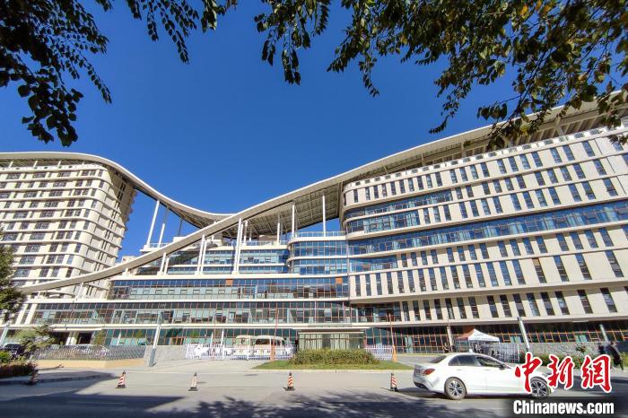 圖為西藏自治區(qū)婦產(chǎn)兒童醫(yī)院，該院填補(bǔ)了西藏沒(méi)有省級(jí)兒童醫(yī)院(婦幼保健院)的空白?！〗w波 攝