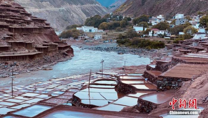 資料圖為芒康千年古鹽田。 <a target='_blank' ><p  align=