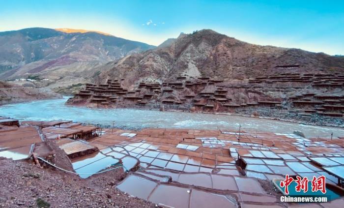 資料圖為芒康千年古鹽田。 <a target='_blank' ><p  align=