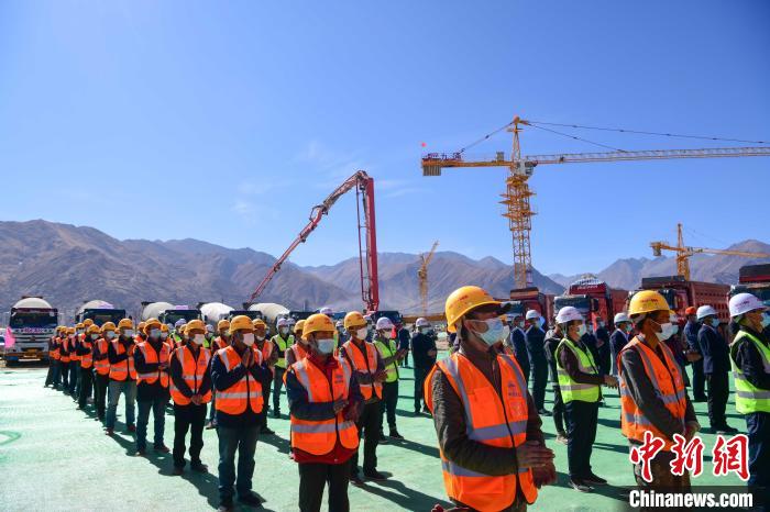 圖為人大附中拉薩學(xué)校開工奠基儀式現(xiàn)場(chǎng)?！∝暩聛硭?攝